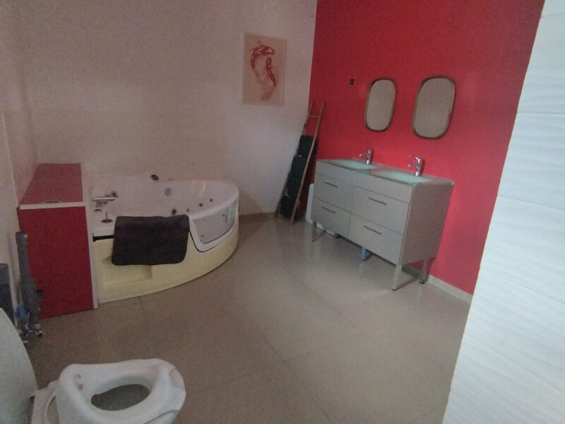 Belle maison de plain-pied individuelle sans vis-à-vis, avec jardin privatif. Entrée et sortie indépendantes.