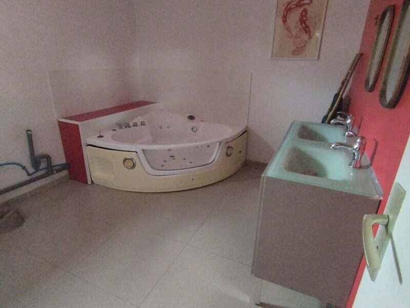 Belle maison de plain-pied individuelle sans vis-à-vis, avec jardin privatif. Entrée et sortie indépendantes.