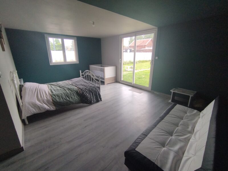 Belle maison de plain-pied individuelle sans vis-à-vis, avec jardin privatif. Entrée et sortie indépendantes.