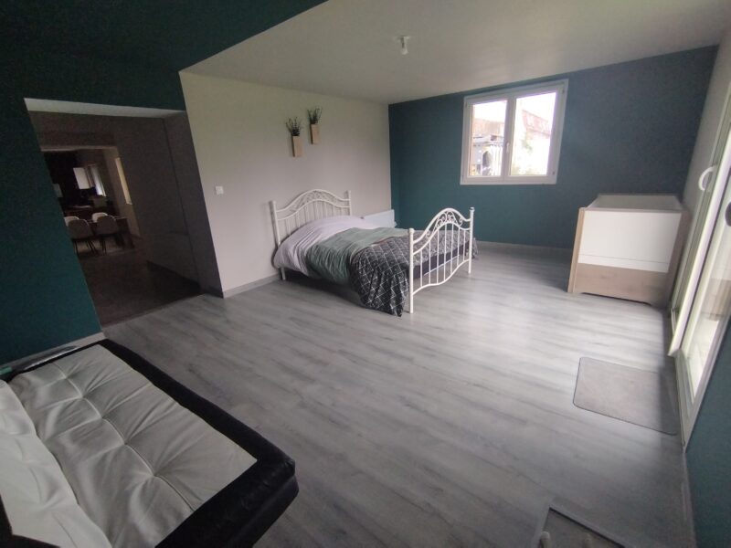 Belle maison de plain-pied individuelle sans vis-à-vis, avec jardin privatif. Entrée et sortie indépendantes.