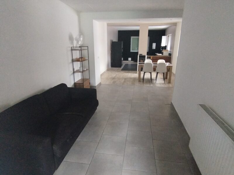 Belle maison de plain-pied individuelle sans vis-à-vis, avec jardin privatif. Entrée et sortie indépendantes.