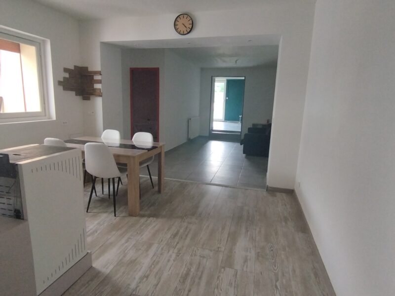 Belle maison de plain-pied individuelle sans vis-à-vis, avec jardin privatif. Entrée et sortie indépendantes.