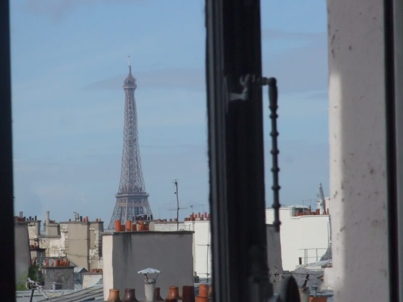 Exposition plein sud, avec vue sur Tour Eiffel et les toits de Paris. Ascenceur